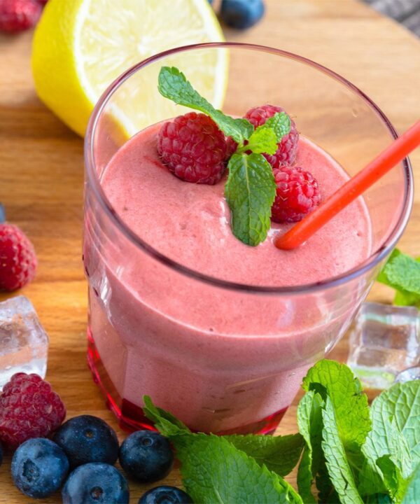 Berry smoothie with mint